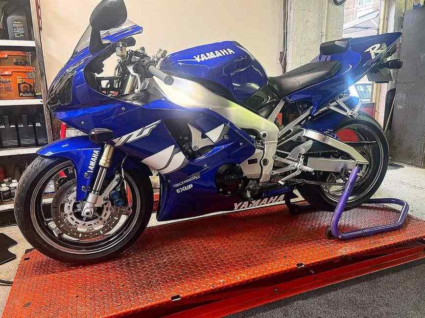 Yamaha R1 on the SNS workshop lift
